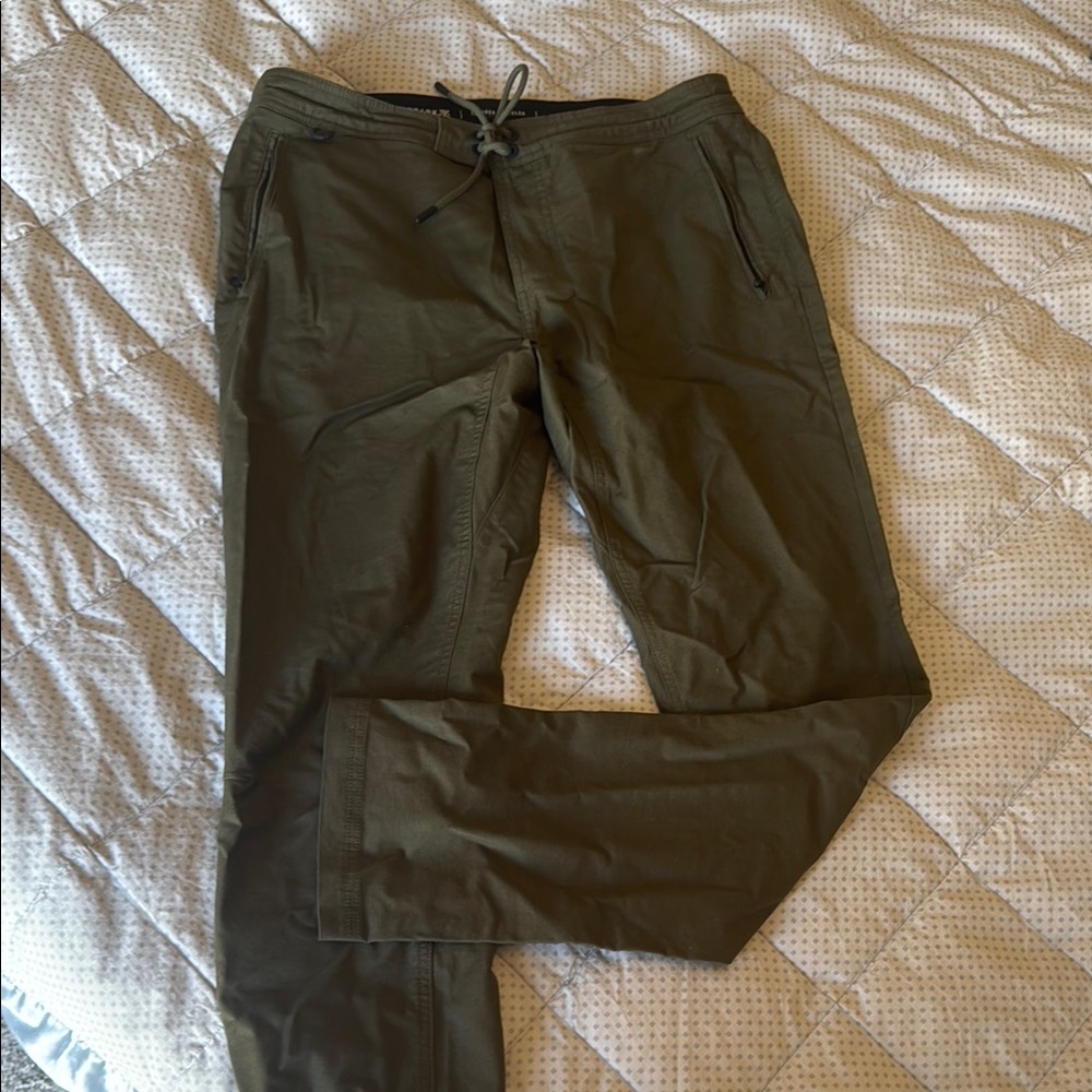 Men's Roark Layover Traveler pants, only tried on and tags removed. Size 32